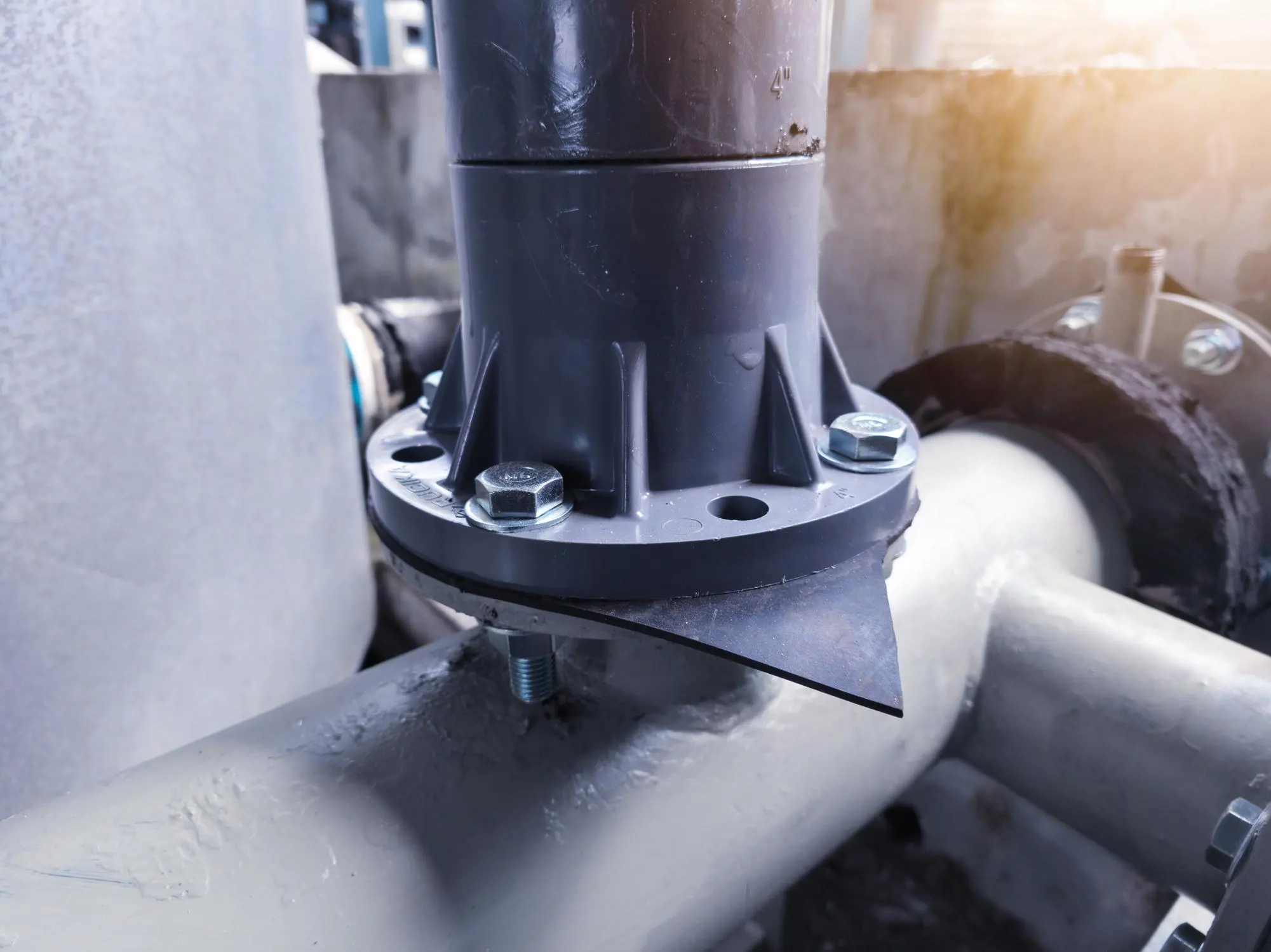 หน้าแปลนท่ออุตสาหกรรมพร้อมปะเก็นในระบบท่อโรงงาน